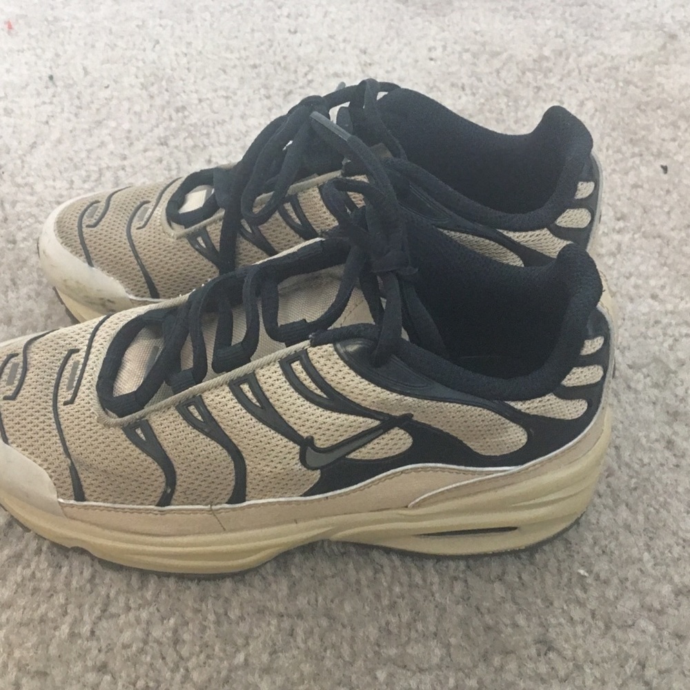 Little boy Nike size 2